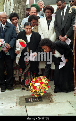 PA NEWS PHOTO 23/4/95 DOREEN LAWRENCE, MOTHER OF STEPHEN LAWRENCE WHO WAS MURDERED IN ELTHAM, SOUTH-EAST LONDON TWO YEARS AGO LAYS FLOWERS AT A PLAQUE THAT WAS UNVEILED DURING A MEMORIAL SERVICE HELD AT THE SITE HE WAS MURDERED AT. Stock Photo