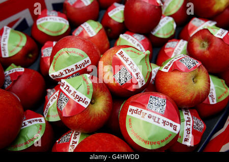 Apples handed out by Shadow Environment Secretary Mary Creagh as part of the Back The Apple campaign, at the Echo Arena on Day 3 of the Labour Party conference, Liverpool. Stock Photo
