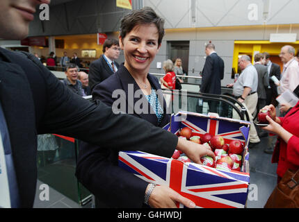 Shadow Environment Secretary Mary Creagh hands out apples as part of the Back The Apple campaign, at the Echo Arena on Day 3 of the Labour Party conference, Liverpool. Stock Photo
