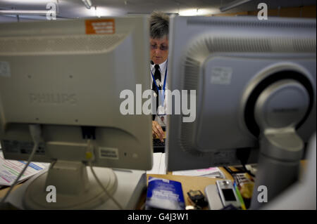 NOTE: NAME BADGE IN THIS IMAGE HAS BEEN BLURRED TO PROTECT INDENTITY OF OPERATOR Police staff take non-emergency calls from members of the public on the new '101' police telephone number at the Tri-Service Centre on Waterwells Drive, Quedgeley, Gloucestershire. Stock Photo