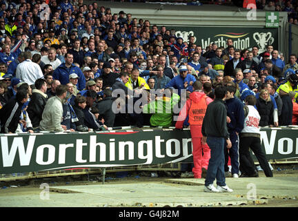 FANS FIGHTING IN STADIUM WORTHINGTON CUP FINAL WEMBLEY 20 April 1999