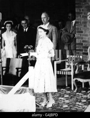 **Scanned low-res from contact** The Queen replying to the address of welcome at Rockhampton, Queensland. Stock Photo