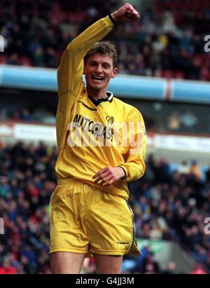 Chelsea's Tore Andre Flo celebrates his second goal and Chelsea's third Goal, during the Carling Premiership match against Aston Villa at Villa Park. Final score Aston Villa 0 Chelsea 3. Stock Photo