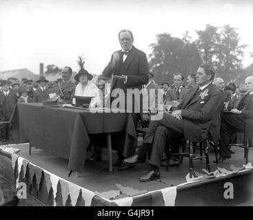 Winston Churchill speaking at the Enfield Munitions Works in Middlesex in 1916. Mrs Churchill (Clementine) is seated on the left. Stock Photo