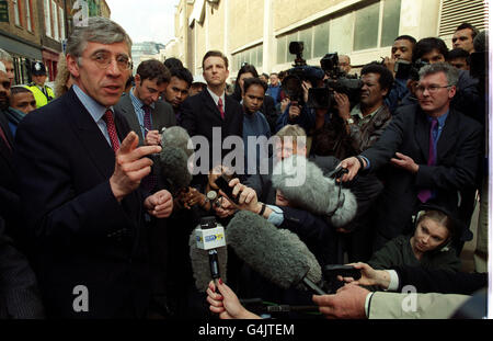 British Home Secretary Jack Straw (L) speaks to the Media at the scene of the nail bombing, 24/4/99, in East London's Brick Lane. Stock Photo