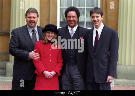 Tom Jones & family/OBE Stock Photo