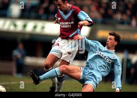 ALVIN MARTIN, WEST HAM UNITED. BRIAN BORROWS, COVENTRY CITY Stock Photo