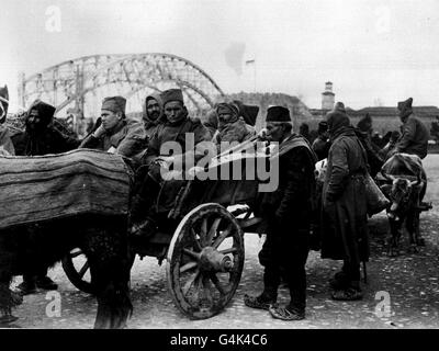 PA NEWS PHOTO CIRCA : 1915 A LIBRARY FILE PICTURE OF SERBIAN TROOPS WOUNDED DURING THE WINTER IN CARTS PULLED BY OXEN DURING THE FIRST WORLD WAR. Stock Photo