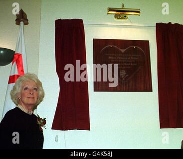 Frances Shand-Kydd, mother of the late Diana, Princess of Wales, unviels a plaque during the opening of Diana, Princess of Wales House, a walk-in centre in Bournemouth for people living with HIV and Aids. Stock Photo