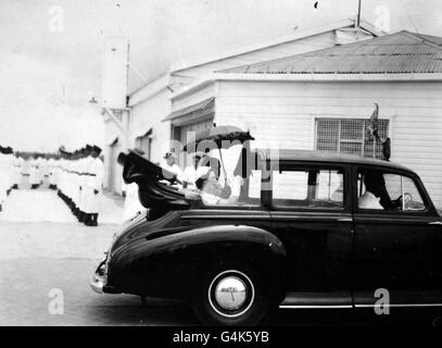 **Scanned low-res from contact** Queen Elizabeth II drives with Queen Salote of Tonga on the wharf at Nukualofa, the capital of Tonga. Stock Photo