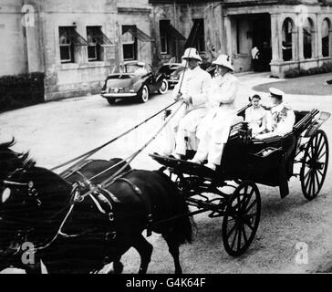 **Scanned low-res from contact** The Queen and Duke of Edinburgh in an open top carriage after leaving Government House, Hamilton, Bermuda. Stock Photo