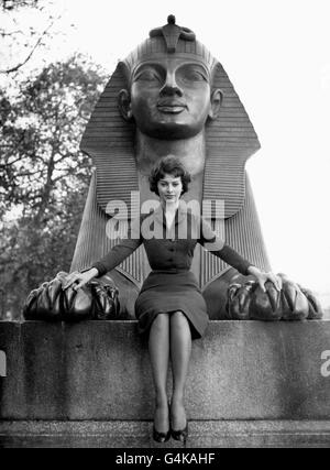 PA NEWS PHOTO 19/10/57 A LIBRARY FILE PICTURE OF SOPHIA LOREN GUARDING CLEOPATRA'S NEEDLE ON THE VICTORIA EMBANKMENT, LONDON Stock Photo