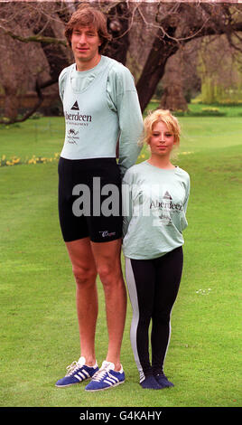 6'9' Cambridge University Boat Club oarsman Joshua West with Cambridge cox 5'0' Vian Sharif. West from New Mexico, USA is the tallest person to ever compete in the Boat Race on April 3rd 1999. Stock Photo