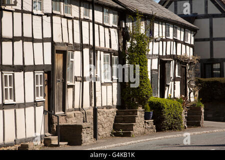 UK, England, Herefordshire, Pembridge, East Street, medieval timber framed Rowena Cottage and Pilgrims house Stock Photo