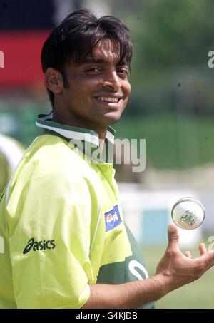 Pakistan fast bowler Shoaib Ahktar, who is thought to be the fastest bowler in the world, warms up the day before Pakistan's second 1999 Cricket World Cup match, against Scotland at Durham's ground at Chester-le-Street. Stock Photo