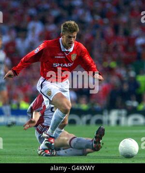 Manchester United's Jesper Blomqvist evades a challenge from a Bayern Munich player during the UEFA Champions Cup final at the Nou Camp Stadium in Barcelona. * 8/11/01: Everton have agreed a deal to sign Manchester United s forgotten winger Jesper Blomqvist after he was recommended to Walter Smith by his United counterpart Sir Alex Ferguson. Stock Photo
