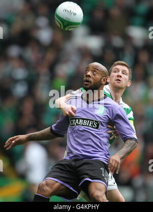 Soccer - Clydesdale Bank Premier League - Celtic v Hibernian - Celtic Park. Celtic's Mark Wilson challenges Hibernian's Junior Agogo during the Clydesdale Bank Premier League match at Celtic park, Glasgow. Stock Photo