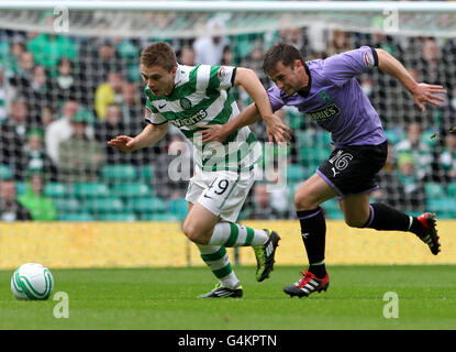 Soccer - Clydesdale Bank Premier League - Celtic v Hibernian - Celtic Park. Celtic's James Forrest challenges Hibernians Lewis Stevenson during the Clydesdale Bank Premier League match at Celtic park, Glasgow. Stock Photo