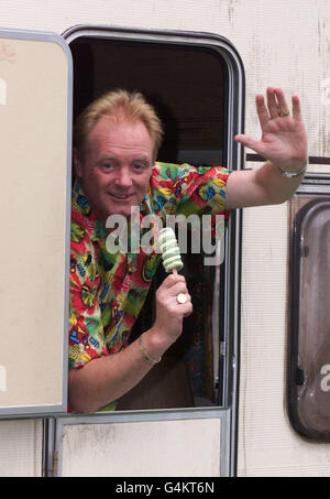 Coronation St./Les Battersby waves Stock Photo