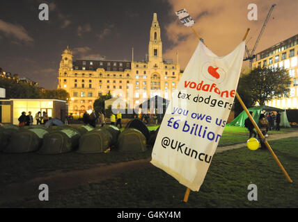 Protesters taking part in the Occupy the London Stock Exchange demonstration set up tents at a new overspill camp in Finsbury Square, in the City of London. Stock Photo