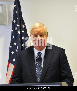 US ambassador to the UK Louis B Susman announces architect James Timberlake, of design company Kieran Timberlake as winning designer for the proposed new American Embassy for London, which was unveiled at the The Building Centre, in London, by Stock Photo