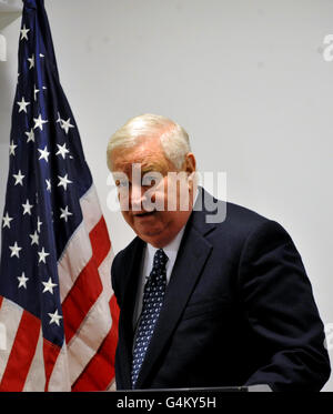 US ambassador to the UK Louis B Susman announces architect James Timberlake, of design company Kieran Timberlake as winning designer for the proposed new American Embassy for London, which was unveiled at the The Building Centre, in London, by Stock Photo
