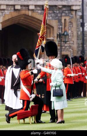 Royal: Queen presents colour/flag Stock Photo