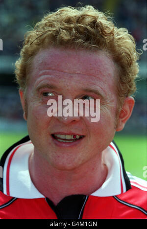 Lead Singer of the band Simply Red Mick Hucknall at the Music Industry Soccer Six celebrity football tournament at Stamford Bridge. Stock Photo