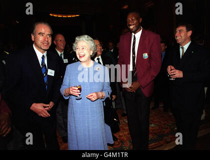 The Queen talks to England and Wales Cricket Board chairman Sir Tim Lamb,(left) and West Indian fast bowler Curtly Ambrose (centre) during a reception at Buckingham Palace in London for the World Cup cricket teams. Stock Photo