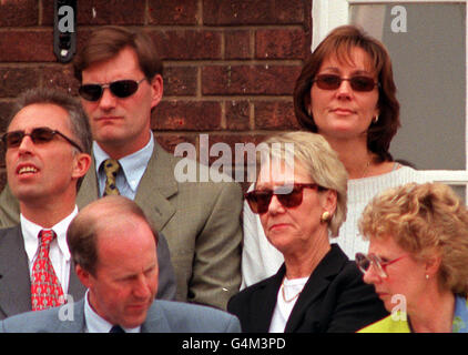 Former England soccer coach Glenn Hoddle and girlfriend Vanessa Shean, (back row) watching Britain's Tim Henman in action during his clash against American Cecil Mamiit, at the Stella Artois Championships at Queen's Club, London. * 12/06/00: The couple have secretly married in a ceremony near their home in Berkshire on 11/6/00, The Mirror newspaper reported. Stock Photo