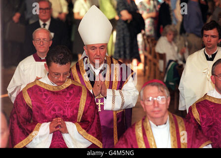 Father Vincent Nicholls, Bishop of North London (centre) attends a solemn mass for Cardinal Basil Hume, at Westminster Cathedral. Cardinal Hume, spiritual leader of Britain's Roman Catholics, died 17/6/99, aged 76. Stock Photo