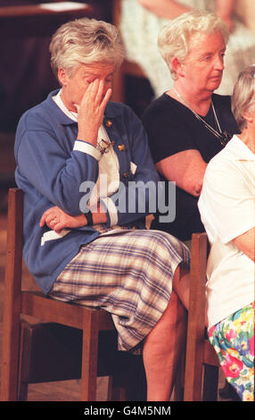 A member of the congregation wipes her eye, during a solemn mass for Cardinal Basil Hume, held at Westminster Cathedral. Cardinal Hume, spiritual leader of Britain's Roman Catholics, died 17/6/99, aged 76. Stock Photo