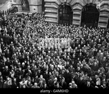 Big crowds of City workers in Central London following the latest election results. Winston Churchill of the Conservatives was successful and became Prime Minister of the United Kingdom for the second time Stock Photo