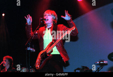 Crispian Mills from the band 'Kula Shaker' performs on stage during the 1999 Glastonbury Festival. Stock Photo