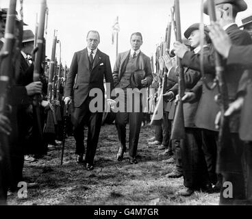 Sir Edward Carson (1854 - 1935). He led the Northern Irish Resistance to the British Government's plans for Irish Home Rule. Pictured here with Lord Birkenhead (F E Smith) (right) at Dromore inspecting Ulster riflemen carrying antiquated firearms. Stock Photo