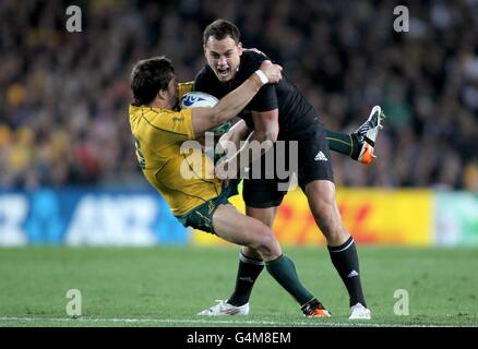 Rugby Union - Rugby World Cup 2011 - Semi Final - Australia v New Zealand - Eden Park. Australia's Adam Ashley-Cooper (left) and New Zealand's Israel Dagg (right) Stock Photo