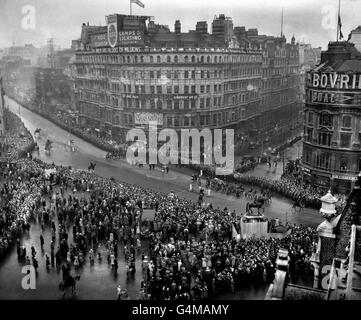 The cortege of the coffin of King George VI passing through the crowd in Trafalgar Square on it's way to Westminster Hall to lie in state. Stock Photo