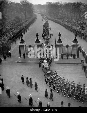 The funeral cortege of King George VI passing through the Royal Gate as it emerges from the East Carriage Drive to cross Marble Arch and enter Edgware Road. Stock Photo