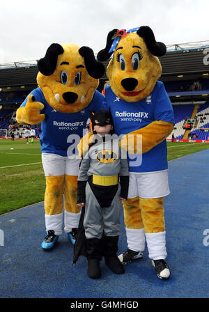 Soccer - npower Football League Championship - Birmingham City v Brighton & Hove Albion - St Andrews. Birmingham City's mascots Beau Brummie and Belle Brummie pose with the matchday mascot Stock Photo