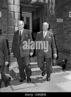 Detective Inspector Thomas Butler (left) of Scotland Yard and Detective Inspector Philip McMahon of the Eire Police, Dublin, leaving a lunch at Lincolns Inn, London after they had given evidence at a disciplinary inquiry by the Benchers into allegations against a solicitor., who was alleged to have obstructed an Irish police officer in Dublin during the course of an investigation. Stock Photo