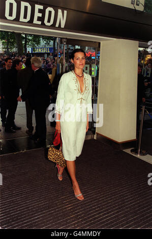 Model Yasmin Le Bon arrives for the World Premiere of 'Rogue Trader' at the Odeon Leicester Square, London. The film tells the dramatic story of Nick Leeson - the man who managed to lose fifty million pounds in one day and broke Barings Bank. Stock Photo