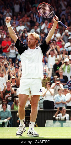 No commercial use. Germany's Boris Becker celebrates his 6-1 6-4 7-6 over Australian Lleyton Hewitt on the Centre Court, at the 1999 Wimbledon tennis Championships. Stock Photo