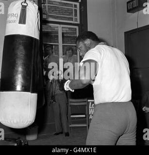 Boxing - Heavyweight - Joe Frazier v Joe Bugner - Joe Frazier Training - British Boxing Board of Control's Noble Art Gymnasiu... Stock Photo