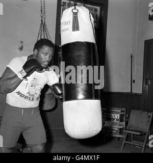 Boxing - Heavyweight - Joe Frazier v Joe Bugner - Joe Frazier Training - British Boxing Board of Control's Noble Art Gymnasiu.... America's Joe Frazier training for his fight against Britain's Joe Bugner, at Haverstock Hill Gym, London. Stock Photo