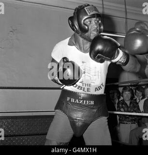 Boxers Smokin' Joe Frazier and Joe Bugner shake hands Stock Photo