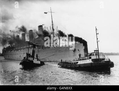 Cunard Line Ocean Liner RMS Aquitania arriving into New York, USA ...