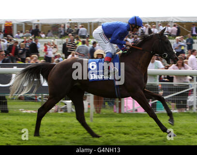 Blue Bunting ridden by Lanfranco Dettori goes to post before the Darley Yorkshire Oaks (British Champions' Series) Stock Photo