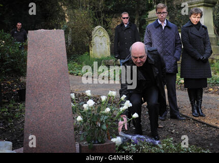 Grave of Alexander Litvinenko in Highgate Cemetery (West), London, UK ...