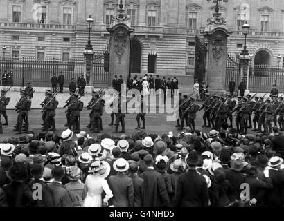 1914: King George V takes the salute as the first Guards pass Buckingham Palace on their way to France for active service at the beginning of the First World War. Stock Photo