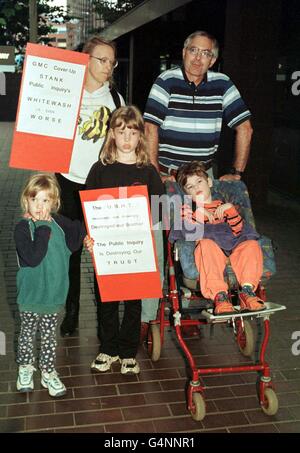 James Stewart with his wife Bronwen and children from left Michaela 3, Jessica 8 and Ian 6 arrive at The Bristol Royal Infirmary Inquiry in Bristol Monday 19 July 1999. A mother clutching her brain-damaged child staged a protest. * The shamed surgeon James Wisheart gave evidence for the first time to the public inquiry into the scandal. PA photo: Barry Batchelor. See PA story INQUIRY Heart. Stock Photo